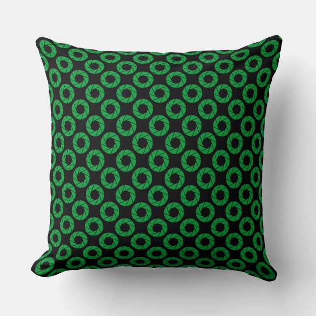 Aperture Pattern - Grass Green op zwart Kussen (Voorkant)