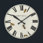 Apiary Shop Clock van Worker Bee Ronde Klok<br><div class="desc">HOUD VAN JE BEES. Terwijl je in je apiary workshop zit die je potten centrifugeert en etiketteert, houd je deze klok in het oog om je eraan te herinneren wie buiten bijna elk uur aan daglicht werkt, zeven dagen per week, om je honing te maken. Deze klok maakt een geweldig...</div>
