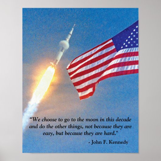 Apollo 11 start met Amerikaanse vlag JFK Quote Poster (Voorkant)