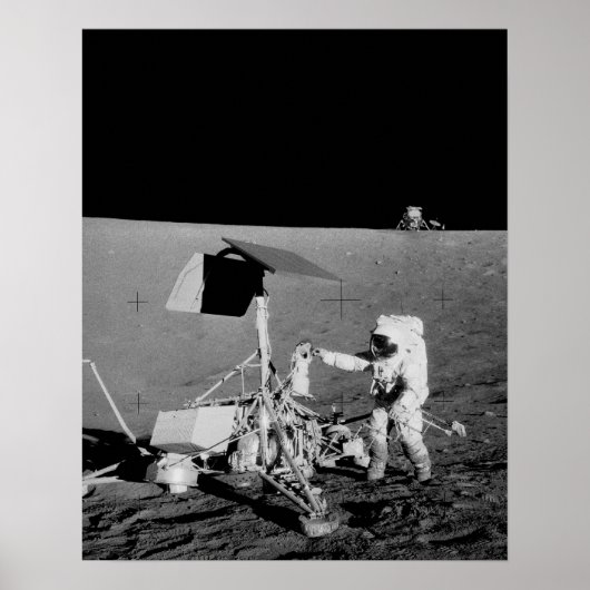 Apollo 12 Astronaut & Lunar Module op de maan Poster (Voorkant)