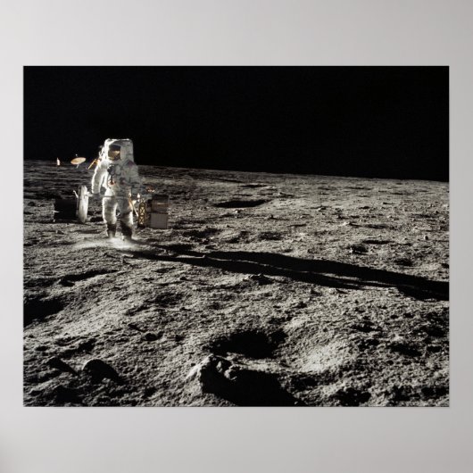 Apollo 12 Astronaut op de maan Poster (Voorkant)