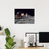 Apollo 16 Astronaut Salutes Amerikaanse vlag Poster (Thuiskantoor)