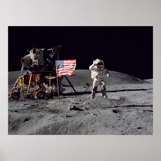 Apollo 16 Astronaut Salutes Amerikaanse vlag Poster (Voorkant)
