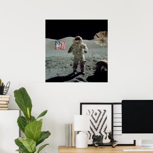 Apollo 17 Astronaut in de Taurus Littrow-vallei Poster (Thuiskantoor)
