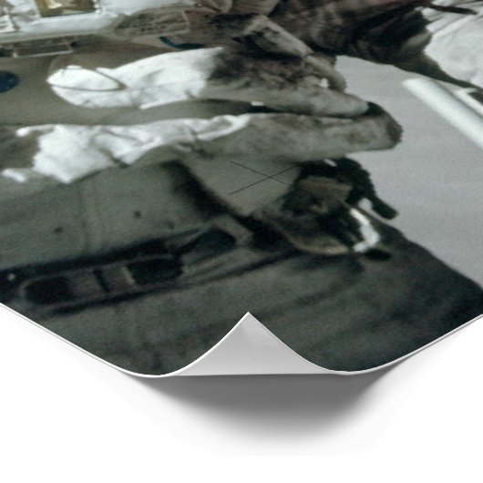Apollo 17 Astronaut met Uitzicht van de Aarde Poster (Hoek)