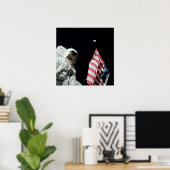 Apollo 17 Astronaut met Uitzicht van de Aarde Poster (Thuiskantoor)