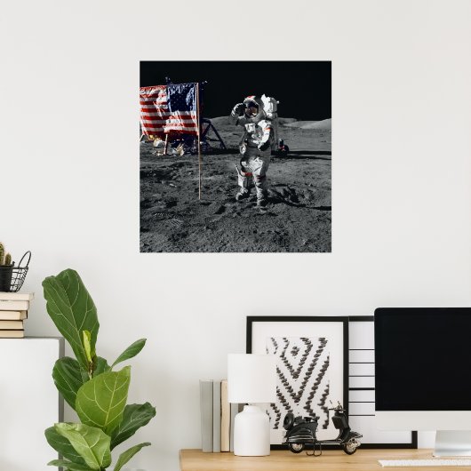 Apollo 17 Astronaut Salutes American Flag Poster (Thuiskantoor)
