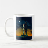 Apollo 4 Saturn V op pad - een lanceringscomplex 3 Koffiemok (Links)