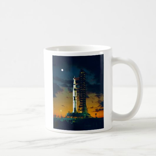 Apollo 4 Saturn V op pad - een lanceringscomplex 3 Koffiemok (Rechts)