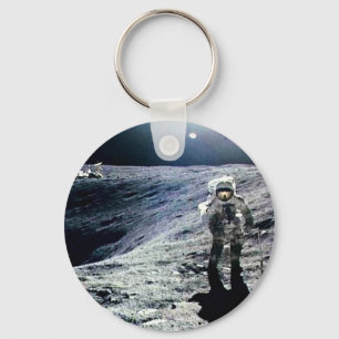 Apollo Astronaut die op de maan en de krater loopt Sleutelhanger