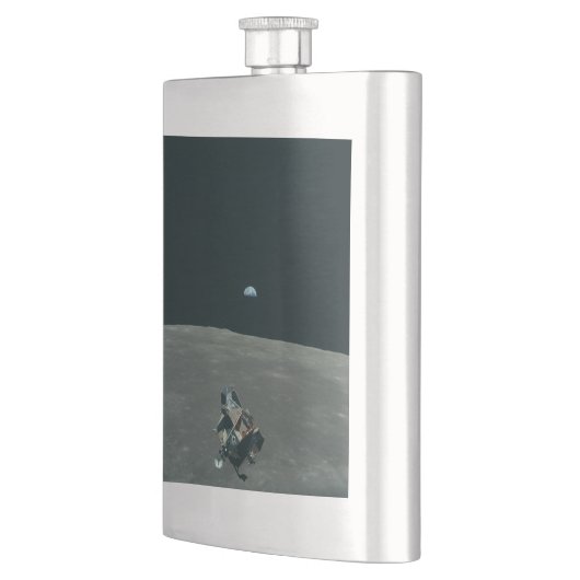 Apollo Maanlander en Aarde boven de maan Flacon (Links)