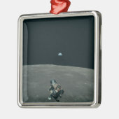 Apollo Maanlander en Aarde boven de maan Metalen Ornament (Links)