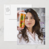 apotheker die een flesje met pil bewaart briefkaart (Voorkant / Achterkant)
