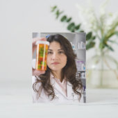 apotheker die een flesje met pil bewaart briefkaart (Staand voorkant)