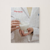 apotheker die mortar en pestle houdt legpuzzel (Verticaal)