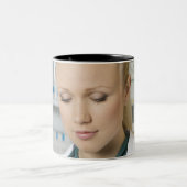 apotheker in de vrouw die de geneesmiddelen tweekleurige koffiemok (Center)