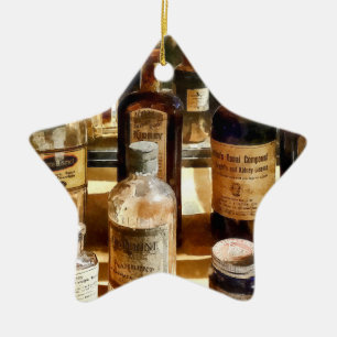Apothekerspotjes in glazen kast keramisch ornament