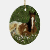 Appaloosa Foal Laying Down in Flowers Keramisch Ornament (Rechts)