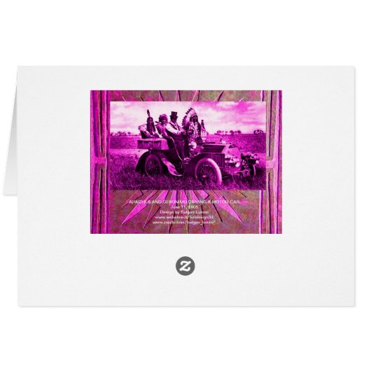 APPARATEN EN GERONIMO DIE EEN MOTORAUTO BESTUDEREN (Achterkant Horizontaal)