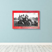 APPARATEN EN GERONIMO DIE EEN MOTORAUTO BESTUDEREN CANVAS AFDRUK (Insitu (Houten vloer))