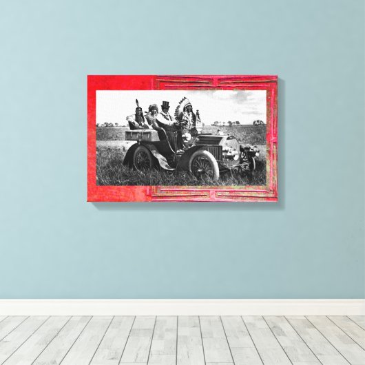 APPARATEN EN GERONIMO DIE EEN MOTORAUTO BESTUDEREN CANVAS AFDRUK (Insitu (Houten vloer))