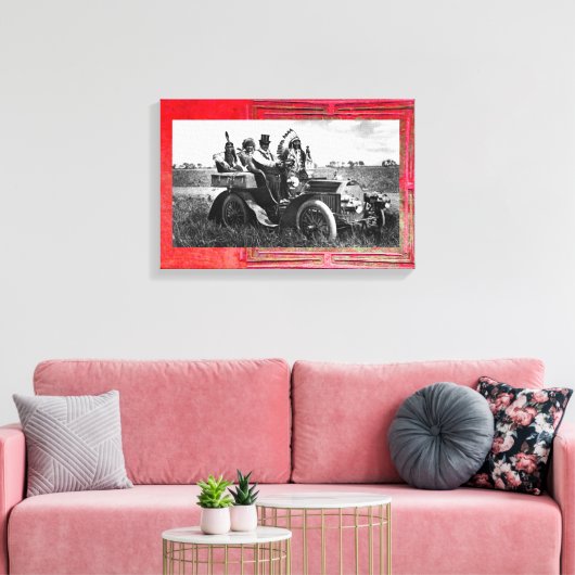 APPARATEN EN GERONIMO DIE EEN MOTORAUTO BESTUDEREN CANVAS AFDRUK (Insitu (Woonkamer))