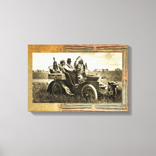 APPARATEN EN GERONIMO DIE EEN MOTORAUTO BESTUDEREN CANVAS AFDRUK (Voorkant)