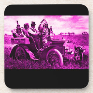 APPARATEN EN GERONIMO DIE EEN MOTORAUTO BESTUDEREN DRANKJES ONDERZETTER