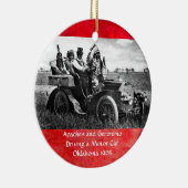 APPARATEN EN GERONIMO DIE EEN MOTORAUTO BESTUDEREN KERAMISCH ORNAMENT (Rechts)