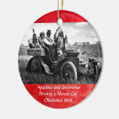 APPARATEN EN GERONIMO DIE EEN MOTORAUTO BESTUDEREN KERAMISCH ORNAMENT (Links)