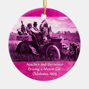 APPARATEN EN GERONIMO DIE EEN MOTORAUTO BESTUDEREN KERAMISCH ORNAMENT