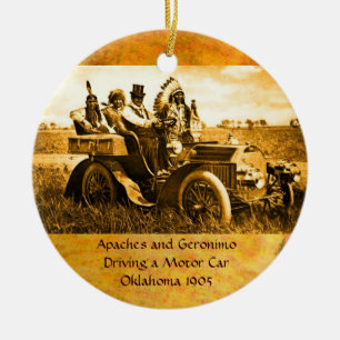 APPARATEN EN GERONIMO DIE EEN MOTORAUTO BESTUDEREN KERAMISCH ORNAMENT