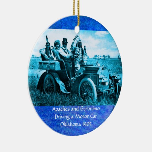 APPARATEN EN GERONIMO DIE EEN MOTORAUTO BESTUDEREN KERAMISCH ORNAMENT (Rechts)