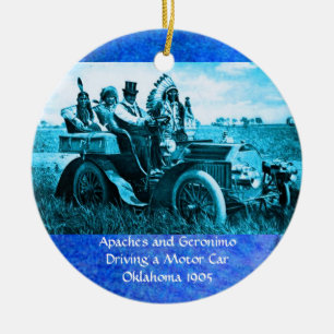 APPARATEN EN GERONIMO DIE EEN MOTORAUTO BESTUDEREN KERAMISCH ORNAMENT