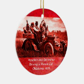 APPARATEN EN GERONIMO DIE EEN MOTORAUTO BESTUDEREN KERAMISCH ORNAMENT (Rechts)