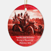 APPARATEN EN GERONIMO DIE EEN MOTORAUTO BESTUDEREN KERAMISCH ORNAMENT (Links)