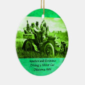 APPARATEN EN GERONIMO DIE EEN MOTORAUTO BESTUDEREN KERAMISCH ORNAMENT (Rechts)