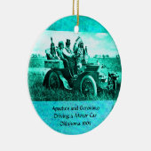 APPARATEN EN GERONIMO DIE EEN MOTORAUTO BESTUDEREN KERAMISCH ORNAMENT (Rechts)