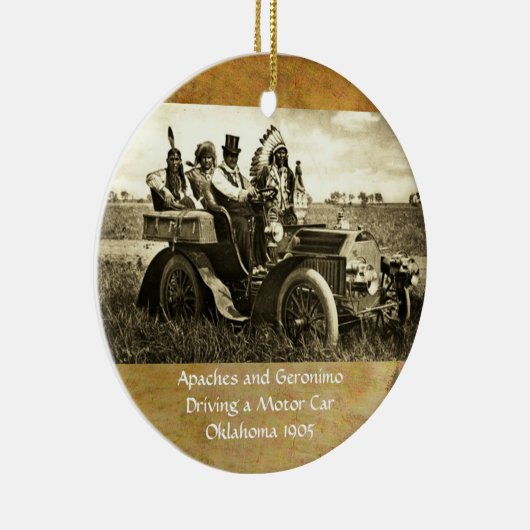 APPARATEN EN GERONIMO DIE EEN MOTORAUTO BESTUDEREN KERAMISCH ORNAMENT (Rechts)