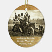 APPARATEN EN GERONIMO DIE EEN MOTORAUTO BESTUDEREN KERAMISCH ORNAMENT (Links)