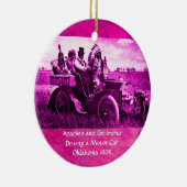 APPARATEN EN GERONIMO DIE EEN MOTORAUTO BESTUDEREN KERAMISCH ORNAMENT (Rechts)