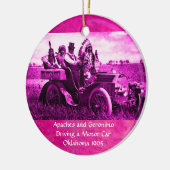 APPARATEN EN GERONIMO DIE EEN MOTORAUTO BESTUDEREN KERAMISCH ORNAMENT (Links)