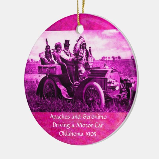 APPARATEN EN GERONIMO DIE EEN MOTORAUTO BESTUDEREN KERAMISCH ORNAMENT (Links)