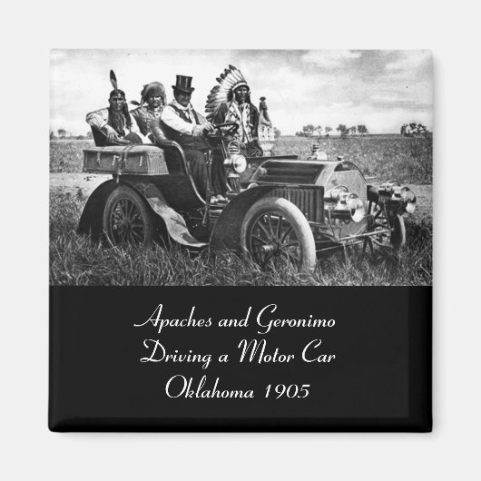 APPARATEN EN GERONIMO DIE EEN MOTORAUTO BESTUDEREN MAGNEET (Voorkant)