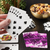 APPARATEN EN GERONIMO DIE EEN MOTORAUTO BESTUDEREN POKERKAARTEN (Insitu)