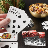 APPARATEN EN GERONIMO DIE EEN MOTORAUTO BESTUDEREN POKERKAARTEN (Insitu)