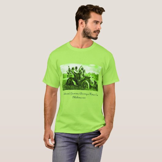 APPARATEN EN GERONIMO DIE EEN MOTORAUTO BESTUDEREN T-SHIRT (Voorkant volledig)