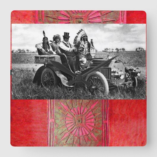 APPARATEN EN GERONIMO DIE EEN MOTORAUTO BESTUDEREN VIERKANTE KLOK (Voorkant)