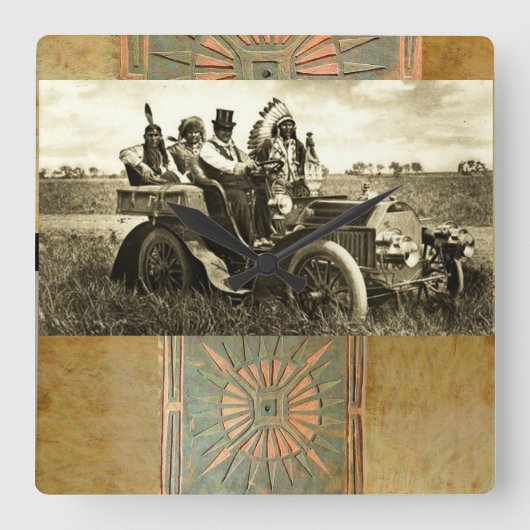 APPARATEN EN GERONIMO DIE EEN MOTORAUTO BESTUDEREN VIERKANTE KLOK (Voorkant)