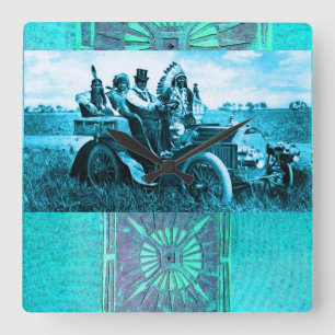 APPARATEN EN GERONIMO DIE EEN MOTORAUTO BESTUDEREN VIERKANTE KLOK